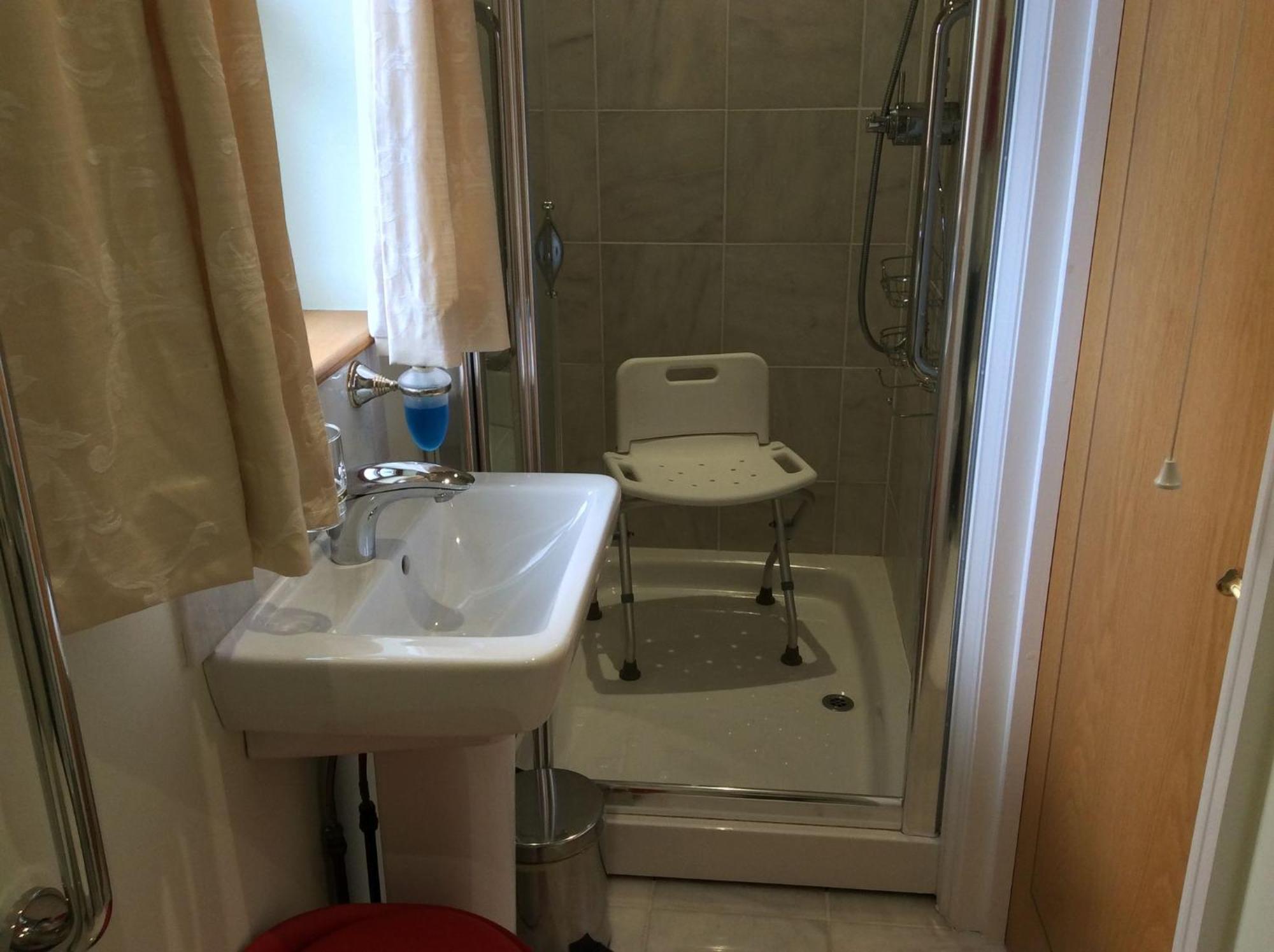 Room In Apartment - Bluebell Apartment Suite With Separate Lounge Area トルーロー エクステリア 写真